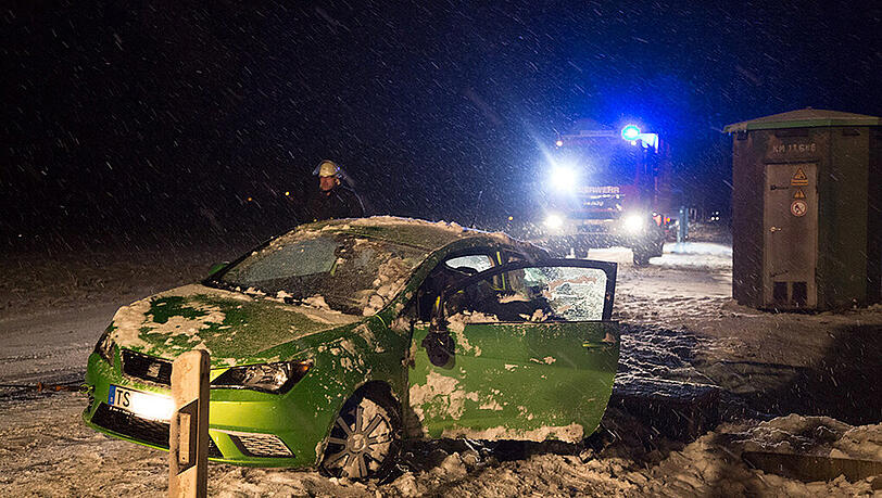 Bilder vom Verkehrsunfall auf der B304 bei Matzing, bei dem sich ein Auto überschlagen hat. Bilder vom Verkehrsunfall auf der B304 bei Matzing, bei dem sich ein Auto überschlagen hat.