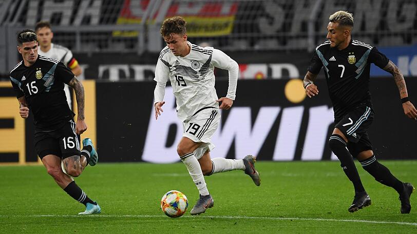 Debütant Luca Waldschmidt (Mitte) gegen die Argentinier Marcos Rojo (links) und Roberto Pereyra.