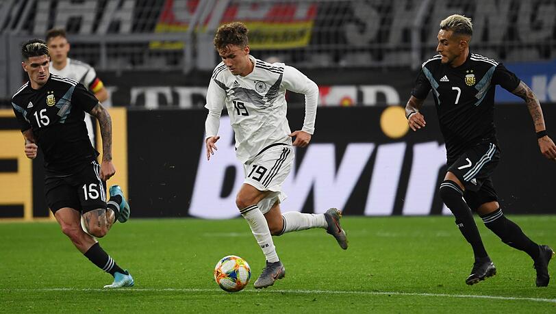 Debütant Luca Waldschmidt (Mitte) gegen die Argentinier Marcos Rojo (links) und Roberto Pereyra. Debütant Luca Waldschmidt (Mitte) gegen die Argentinier Marcos Rojo (links) und Roberto Pereyra.