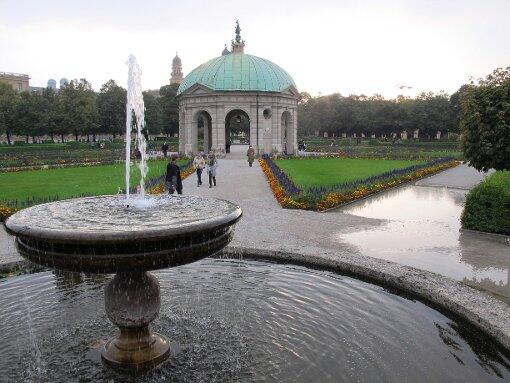 Immerhin die Bayerische Verwaltung der staatlichen Schlösser, Gärten und Seen kennt den Hofgarten - das ist auch gut so, die Verwaltung muss sich nämlich auch um den kaputten Brunnen kümmern.