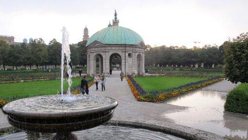 Immerhin die Bayerische Verwaltung der staatlichen Schlösser, Gärten und Seen kennt den Hofgarten - das ist auch gut so, die Verwaltung muss sich nämlich auch um den kaputten Brunnen kümmern. Immerhin die Bayerische Verwaltung der staatlichen Schlösser, Gärten und Seen kennt den Hofgarten - das ist auch gut so, die Verwaltung muss sich nämlich auch um den kaputten Brunnen kümmern.
