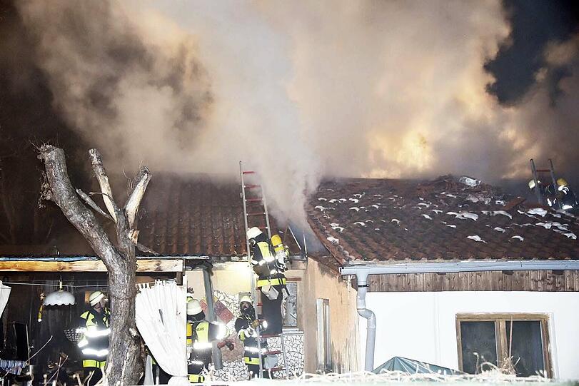 Der Holzschuppen stand komplett in Flammen. Die Bilder vom Einsatz!