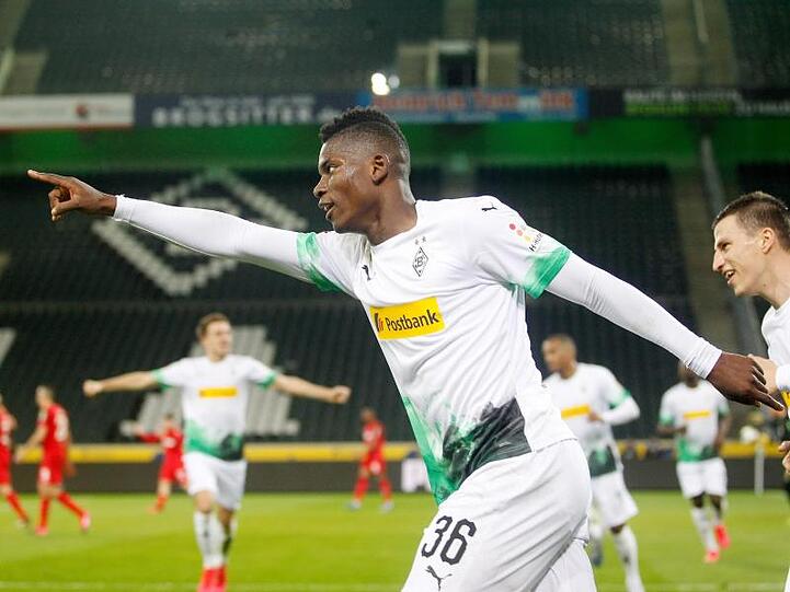 Breel Embolo (M) legte mit seinem Tor zum 1:0 den Grundstein zum Gladbacher Sieg im Geisterderby gegen Köln.