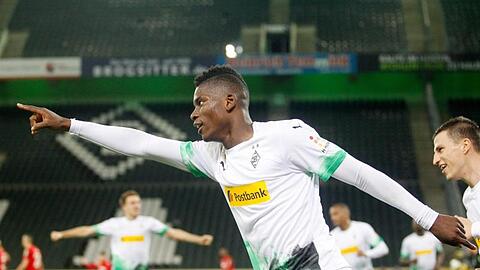 Breel Embolo (M) legte mit seinem Tor zum 1:0 den Grundstein zum Gladbacher Sieg im Geisterderby gegen Köln.
