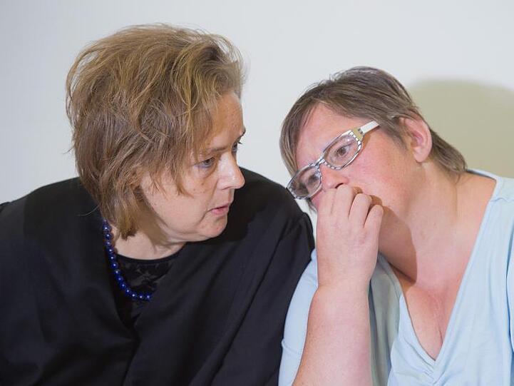 Steffi K., die Mutter der getöteten Maria, als Nebenklägerin mit ihrer Anwaltin Sabine Butzke.