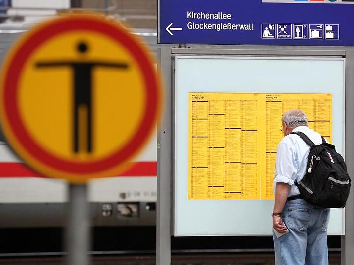 Ein Reisender schaut im Hauptbahnhof in Hamburg auf einen Fahrplan. Jeder vierte Fernzug kam 2018 zu spät.