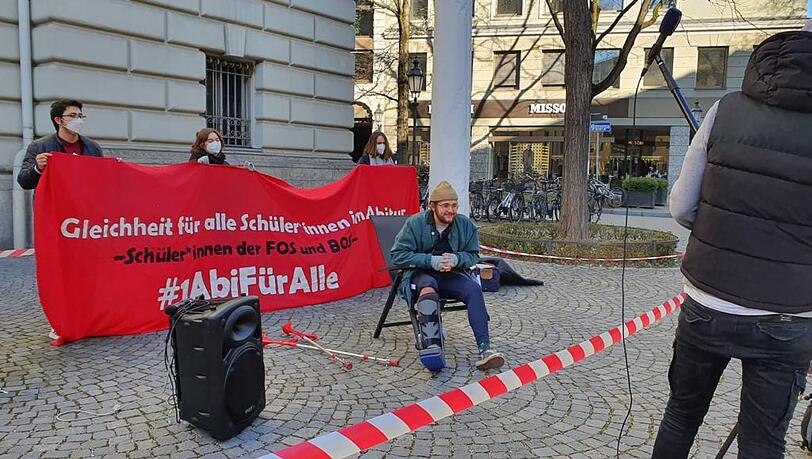Sitzstreik am Salvatorplatz: Mitorganisator Jascha Hagelüken beim Interview mit "München TV".