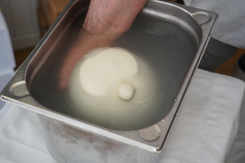 An was erinnert Sie das? La Zizzona ist eine beliebte Mozzarella-Spezialität in Kampanien.