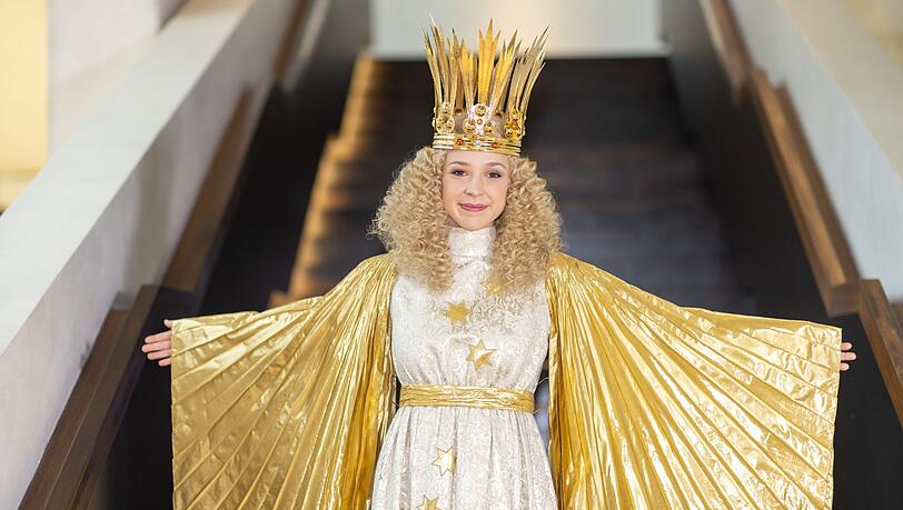 Teresa Windschall trägt ihr offizielles Gewand.