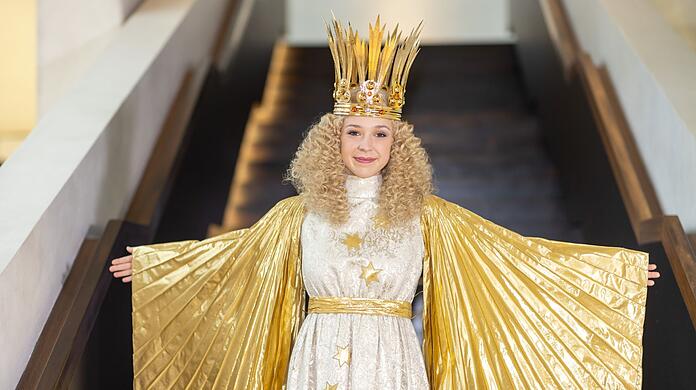 Teresa Windschall trägt ihr offizielles Gewand.