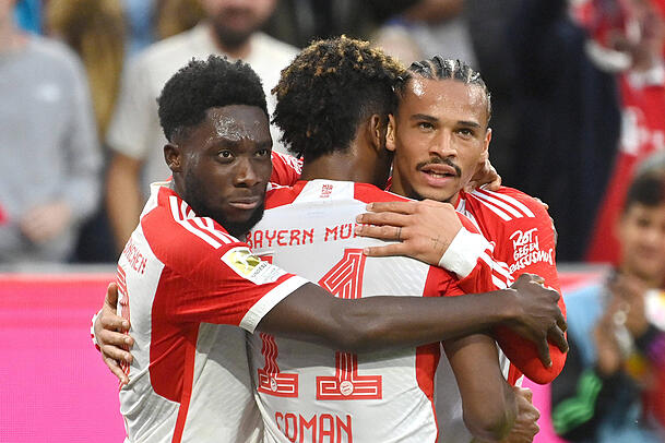 Bleiben Kingsley Coman (m.) und Leroy Sané (l.) dem FC Bayern erhalten? (Archivbild)