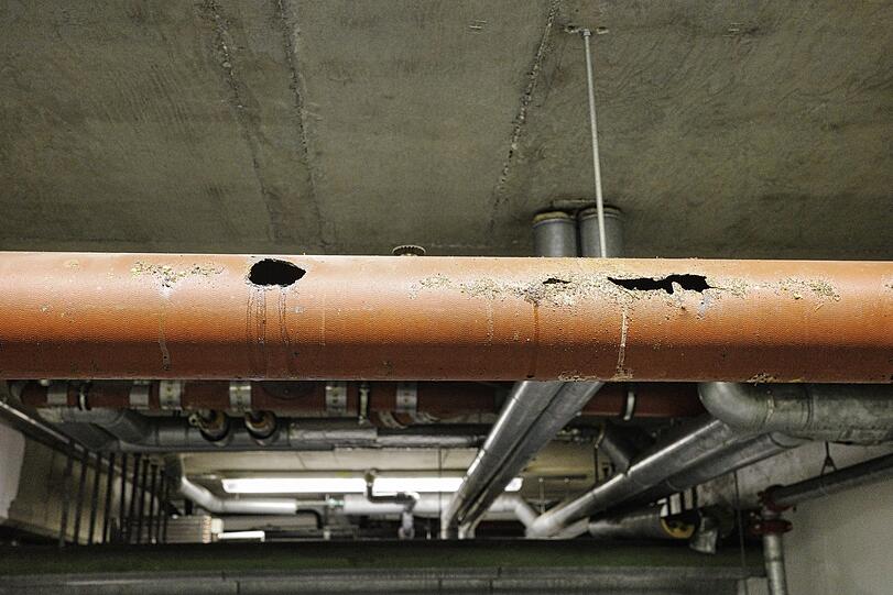 Marode Leitungen in der Tiefgarage.