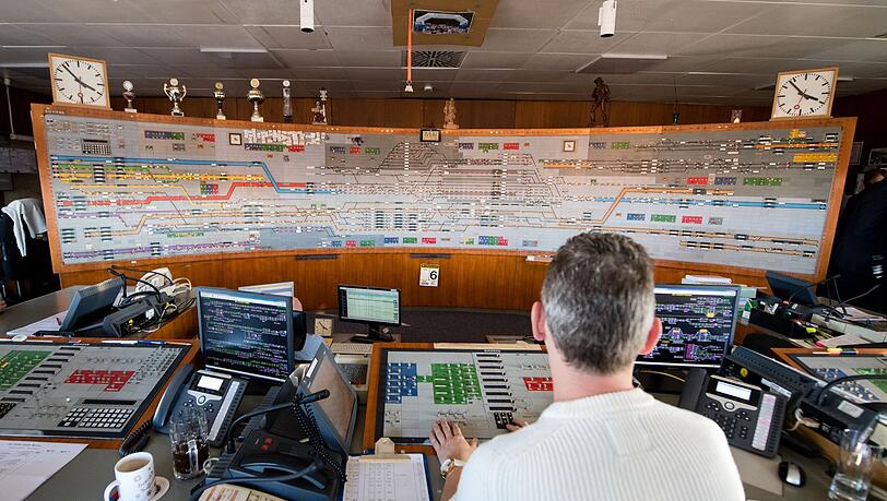 Ein Fahrdienstleiter sitzt an seinem Arbeitsplatz im Stellwerk München-Ost am Ostbahnhof.