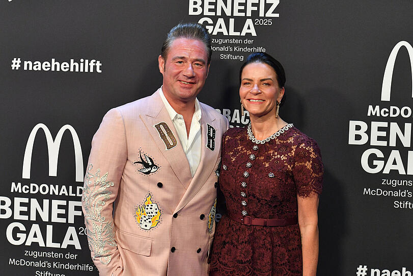 Sasha und Ehefrau Julia Roentgen posierten gemeinsam für die Fotografen. Sasha und Ehefrau Julia Roentgen posierten gemeinsam für die Fotografen.