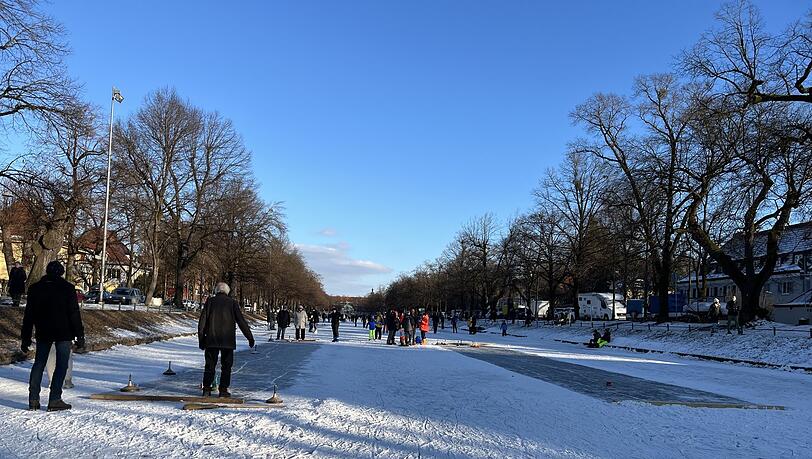 Am &ouml;stlichen Ende des Kanals wird es ruhiger, die Bassins vor dem Hubertusbrunnen d&uuml;rfen nicht befahren werden, auf dem Rest des Eises tummeln sich Kinder und Erwachsene gleicherma&szlig;en. Schlittschuhe k&ouml;nnen ausgeliehen werden, ein Getr&auml;nkestandl gibt&rsquo;s auch.