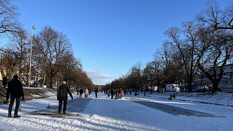 Am &ouml;stlichen Ende des Kanals wird es ruhiger, die Bassins vor dem Hubertusbrunnen d&uuml;rfen nicht befahren werden, auf dem Rest des Eises tummeln sich Kinder und Erwachsene gleicherma&szlig;en. Schlittschuhe k&ouml;nnen ausgeliehen werden, ein Getr&auml;nkestandl gibt&rsquo;s auch.