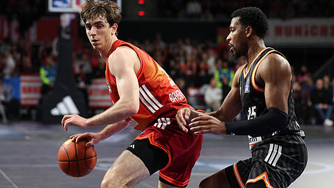 Seine 14 Punkte gegen Ex-Klub Ulm sind nicht genug: FCBB-Profi Justinian Jessup (l.) sammelt bei der 62:79-Pleite die meisten Z&auml;hler f&uuml;r die M&uuml;nchner.