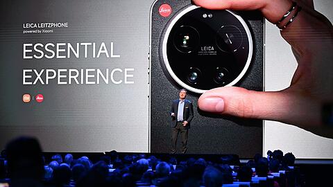 Leica-Chef Matthias Harsch bewirbt das neue Smartphone seiner Firma auf der B&uuml;hne.