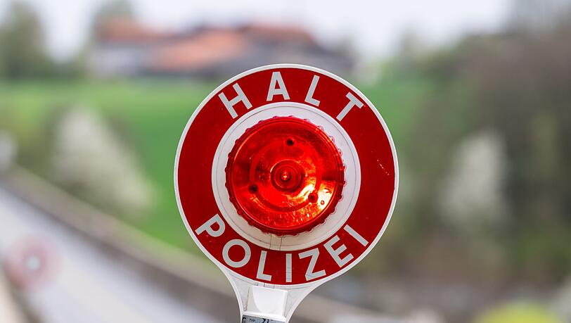 Der Polizist versuchte unter anderem mit einer Leuchtkelle, den Wagen anzuhalten. (Symbolbild) Der Polizist versuchte unter anderem mit einer Leuchtkelle, den Wagen anzuhalten. (Symbolbild)