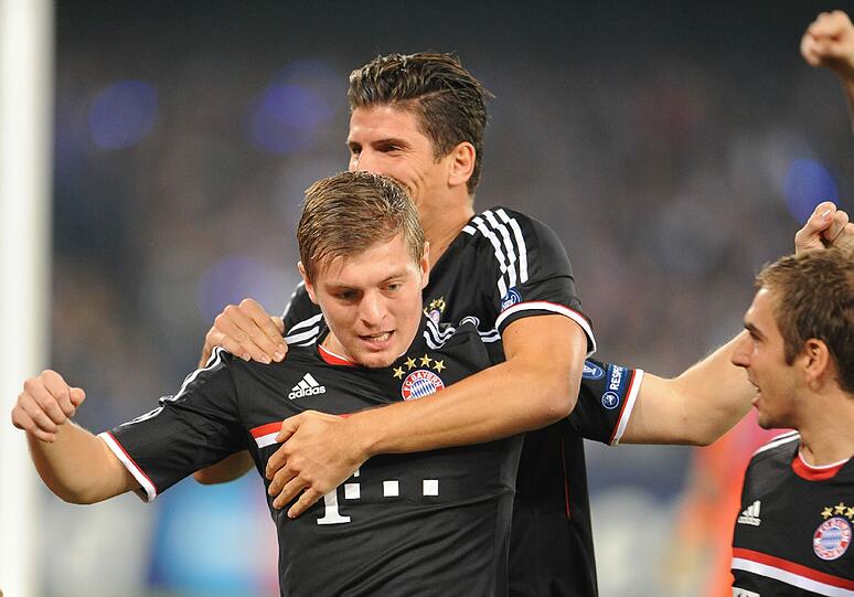SPIEGEL Online: "Bayern verschenkt Sieg in Neapel. [...] Mitte der zweiten Hälfte verlor das Spiel dann mehr und mehr an Niveau. Beide Teams konnten in der Offensive nur noch wenige Akzente setzten. Fehlpässe und Fouls prägten bis zum Ende der Partie das Bild."