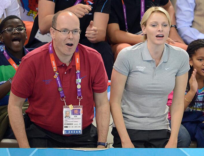 Albert II, der Fürst von Monaco kommt auch auf seine Kosten. Zusammen mit seiner Ehefrau Charlene Lynette können sie sich beim Schwimmfinale vor Begeisterung kaum halten.