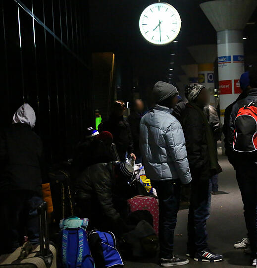 Diese Eritreer warten seit Stunden auf den Bus nach Hamburg.