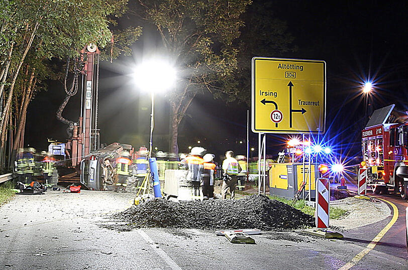 Nach der Flugeinlage landete das Fahrzeug in einem Bagger. Die drei Insassen konnten sich selbst aus dem Auto befreien.