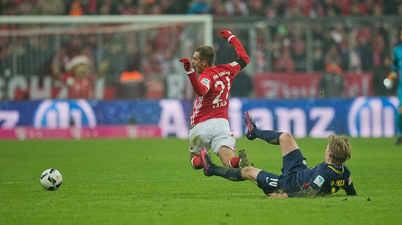 Ohne Rücksicht auf Verluste grätscht Emil Forsberg Philipp Lahm von hinten in die Beine.