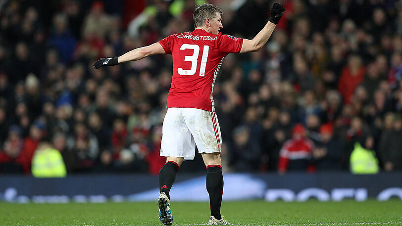 Bastian Schweinsteiger hat bei seinem ersten Startelf-Einsatz seit über einem Jahr für den englischen Rekordmeister Manchester United mit einem Tor und einer Vorlage geglänzt.