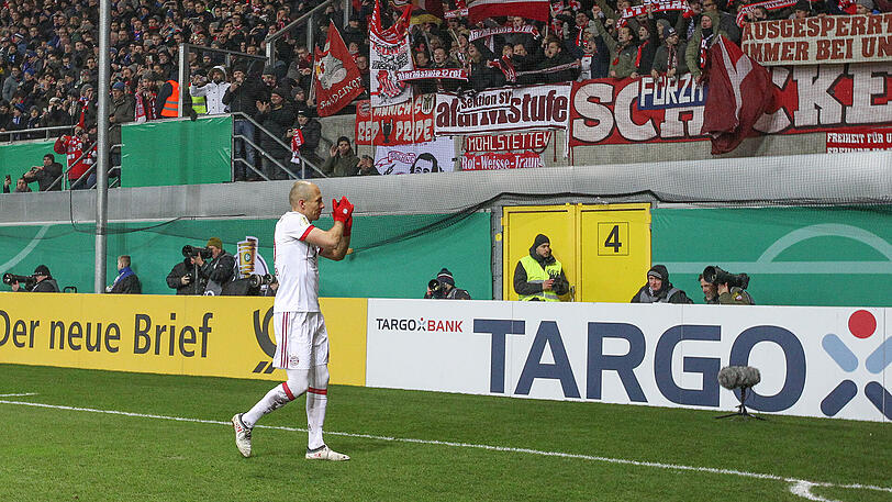 Arjen Robben geht nach dem Sieg gegen Paderborn zur Bayern-Fankurve.