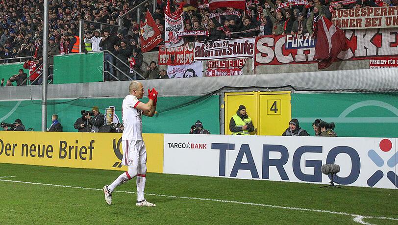 Arjen Robben geht nach dem Sieg gegen Paderborn zur Bayern-Fankurve. Arjen Robben geht nach dem Sieg gegen Paderborn zur Bayern-Fankurve.