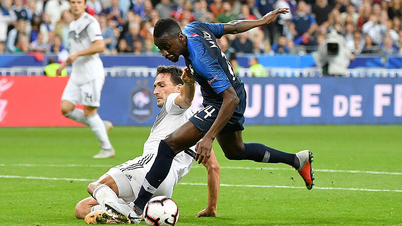 Szene des Spiels: Mats Hummels (li.) bringt Blaise Matuidi zu Fall.