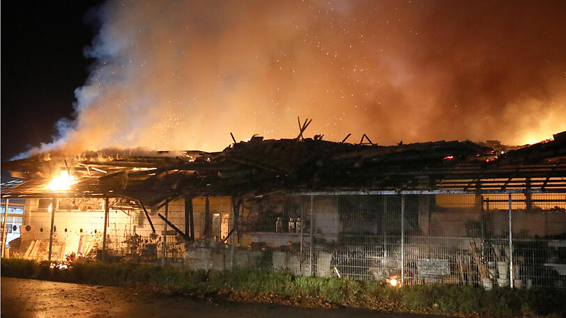 Der Supermarkt ist ausgebrannt, der Sachschaden enorm. Die Bilder vom Feuerwehreinsatz in Kirchdorf am Inn.