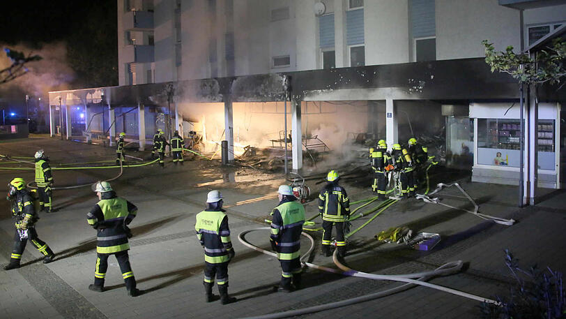 Die Bilder vom großen Feuerwehreinsatz in Waldkraiburg. Das Obstgeschäft brannte komplett aus, der Sachschaden ist enorm.