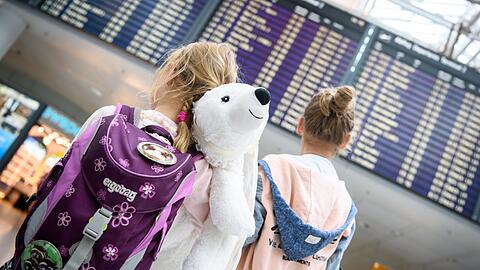 Vor Beginn der Sommerferien hält die Polizei an den Flughäfen in Bayern auch nach Schulschwänzern Ausschau.