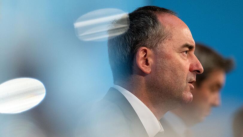 Hubert Aiwanger (l, Freie Wähler), Wirtschaftsminister von Bayern.