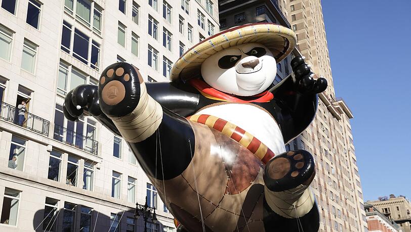 Der tollpatische Panda Po schwebt durch Manhattan.