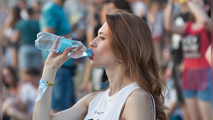 Auf Konzerten und Festivals im Sommer ist es wichtig, ausreichend Wasser zu trinken.
