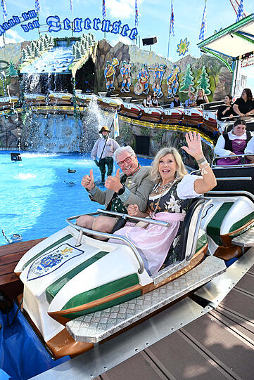 Marianne und Michael Hartl nahmen im Fahrgesch&auml;ft "Rund um den Tegernsee" Platz.