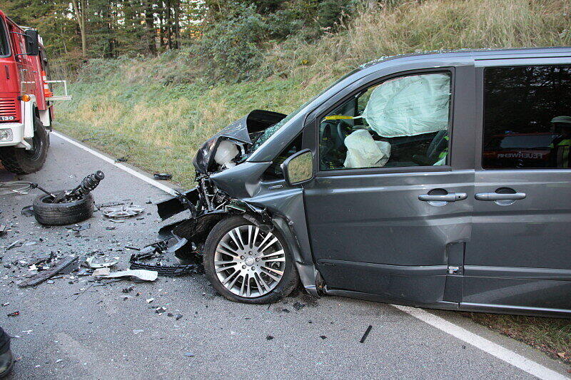 Im Landkreis Mühldorf wurden am späten Montagnachmittag zwei Personen bei einem schweren Verkehrsunfall verletzt.