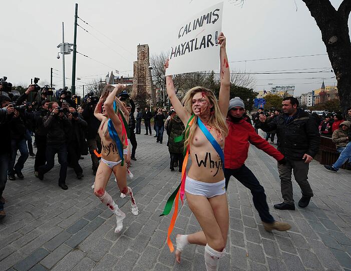 Sie haben es wieder getan - diesmal in der Türkei: In Istanbul hat die ukrainische Aktivisten-Gruppe Femen erneut nackt protestiert, um auf die häusliche Gewalt gegen Frauen aufmerksam zu machen - die Bilder.