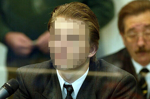 Der im Vanessa-Prozess Angeklagte Michael W. sitzt im Augsburger Landgericht hinter einer Glasscheibe (Foto vom 05.02.03).