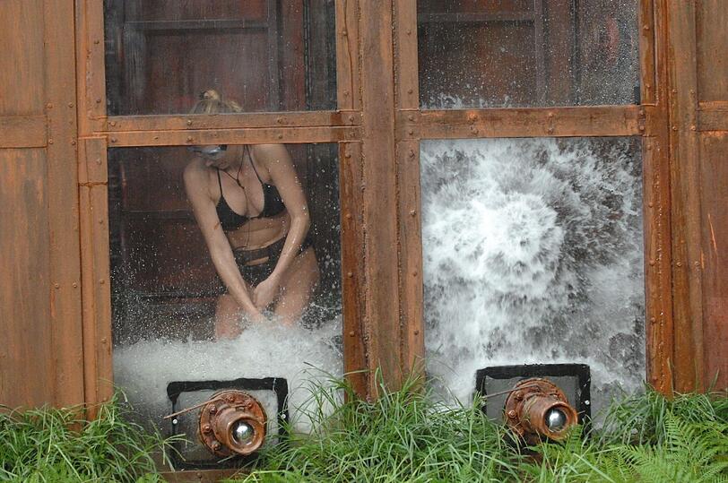 laudelle Deckert muss im "Großen Finale" zu ihrer letzten Dschungelprüfung. Aus zwei Wassertanks mit allerlei Getier soll sie fünf Sterne holen. Im Bekini und mit einer Taucherbrille ausgestattet tritt sie die Prüfung an.