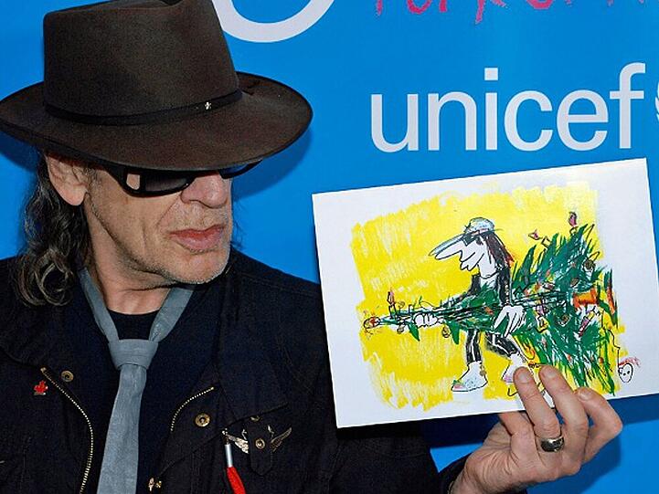 Udo Lindenberg zeigt stolz sein Unicef-Karte "Schrille Nacht"