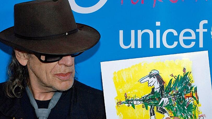 Udo Lindenberg zeigt stolz sein Unicef-Karte "Schrille Nacht" Udo Lindenberg zeigt stolz sein Unicef-Karte "Schrille Nacht"