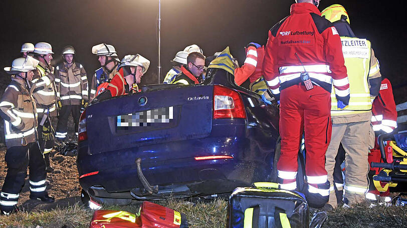 Schwerer Unfall auf der B471 bei Garching - zwei Menschen sterben. Die Bilder von der Unfallstelle.