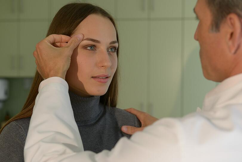 Dr. Garcia ist Experte für Lidstraffung mit örtlicher Betäubung, nicht-operative Maßnahmen (z.B. Faltenbehandlung), Brustchirurgie, Fettabsaugung u.a.