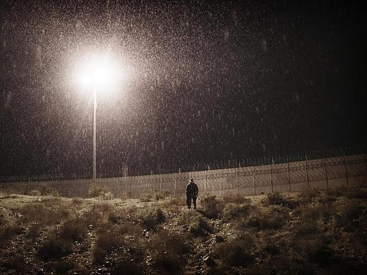 Ein Soldat des US-Grenzschutzes bewacht den Grenzzaun zwischen San Diego und Tijuana.