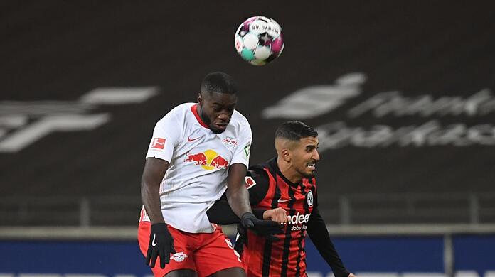 Kopfballstark und auch am Boden stabil: Dayot Upamecano (l.).