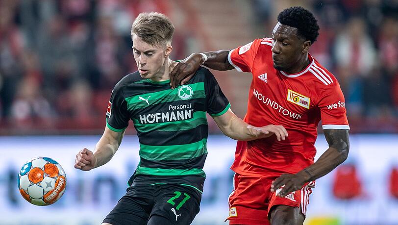 Luca Itter von Greuther Fürth kämpft gegen Berlins Sheraldo Becker (r) um den Ball.